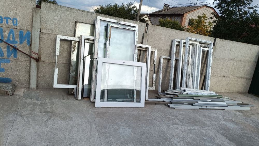 10 рам пластикових, 50 м планок пластикових та 6 стеклопакетов