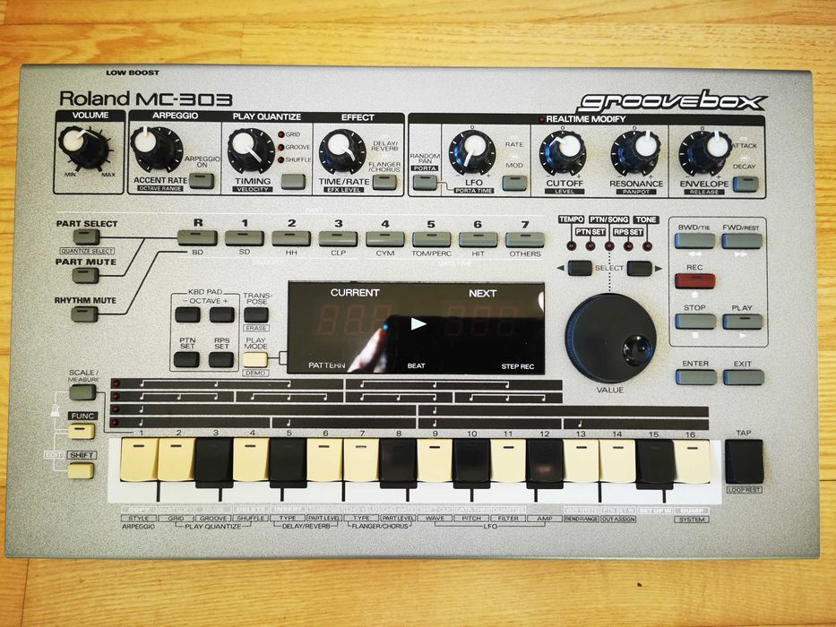 Roland MC-303 MC303 syntezator sekwenser groovebox