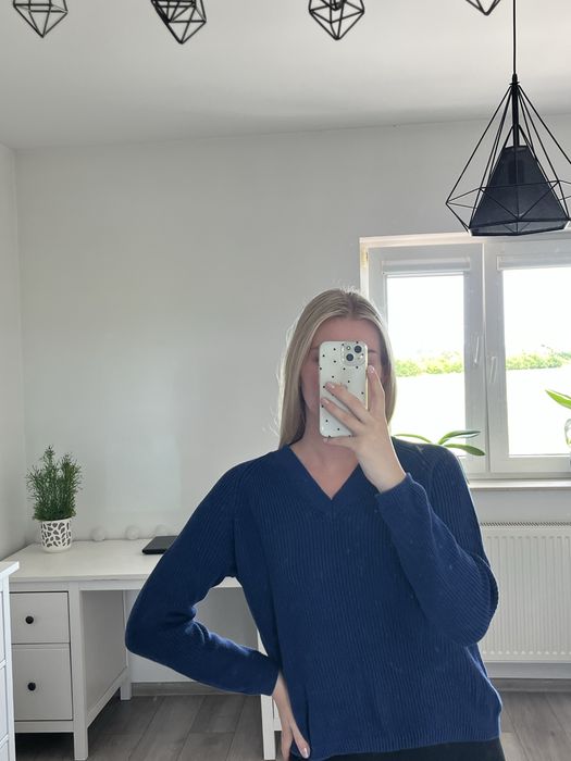 Granatowy sweter