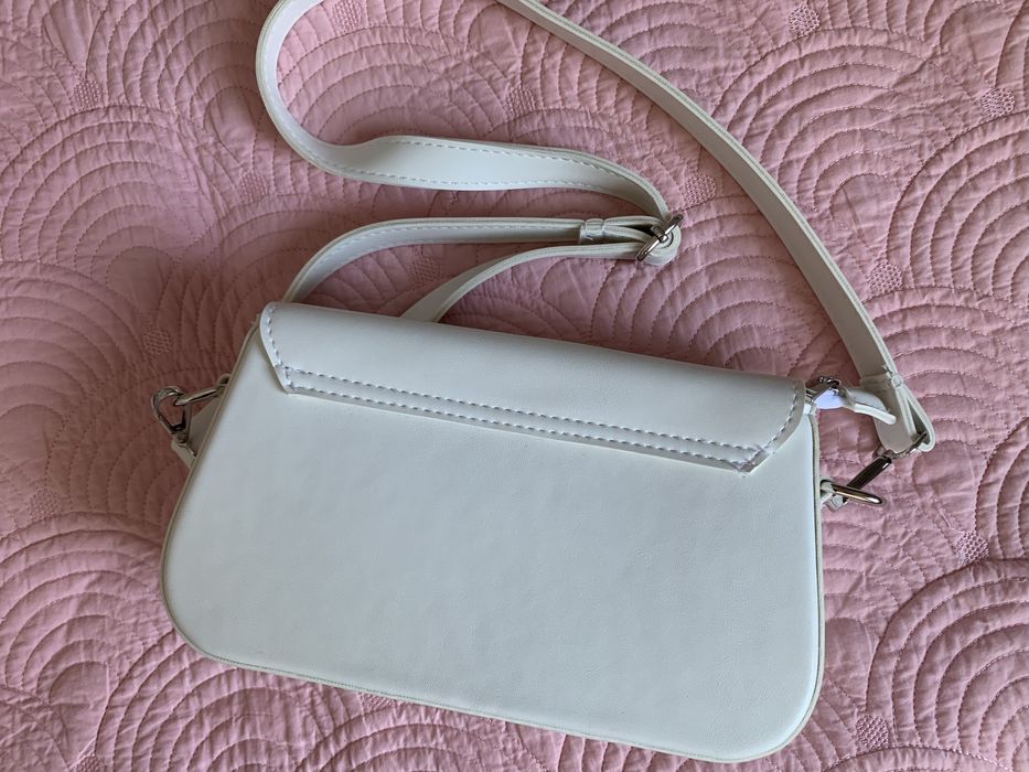 Біла шкіряна сумка українського бренду
