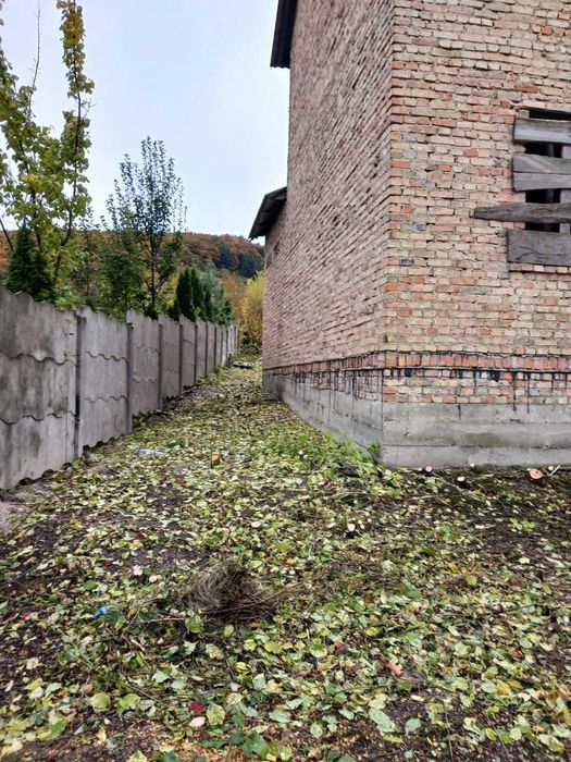 Продаж земельної ділянки з незавершеним будівництвом біля Золочів