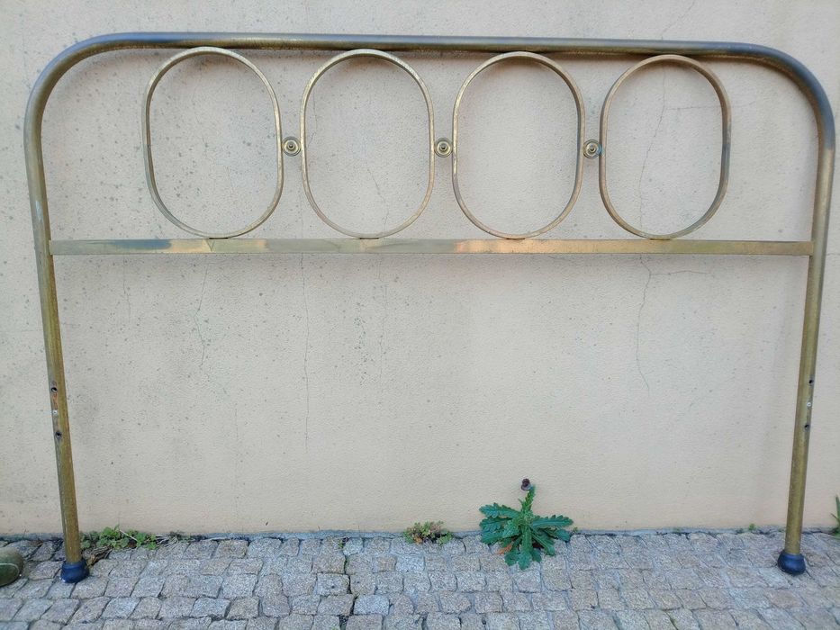 Cama de casal dourada, em metal