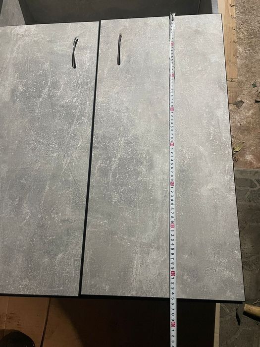 шафа з полицями та дверцями