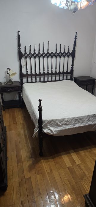 Quarto completo, cama, mesinhas, roupeiro, cómoda.  Madeira maciça