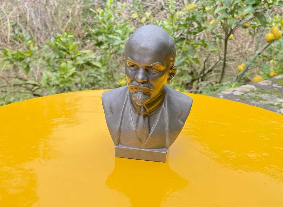 Busto de Lenine em gesso pintado