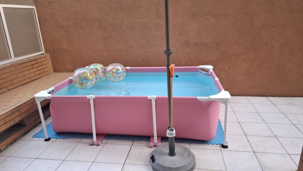Piscina cor de rosa