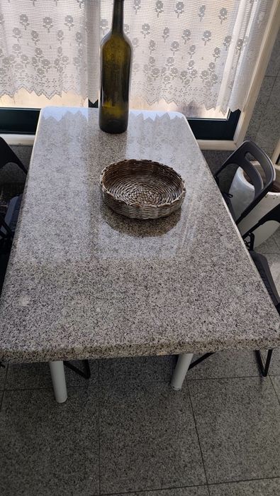 Mesa de cozinha com tampo em Pedra, granito.