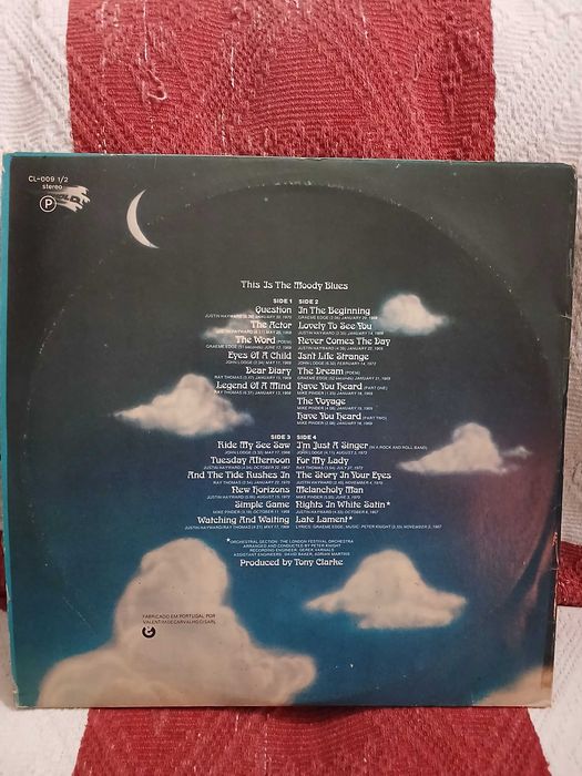 Disco Duplo em Vinil LP dos MOODY BLUES ( This is The Moody Blues ) de 1974. Usado mas em bom estado
