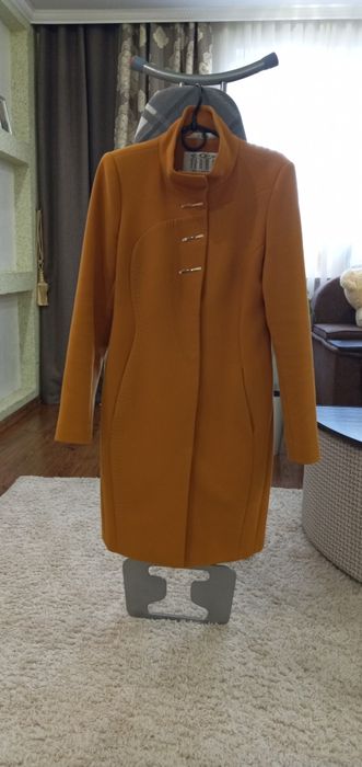 Продам весняне пальтішко