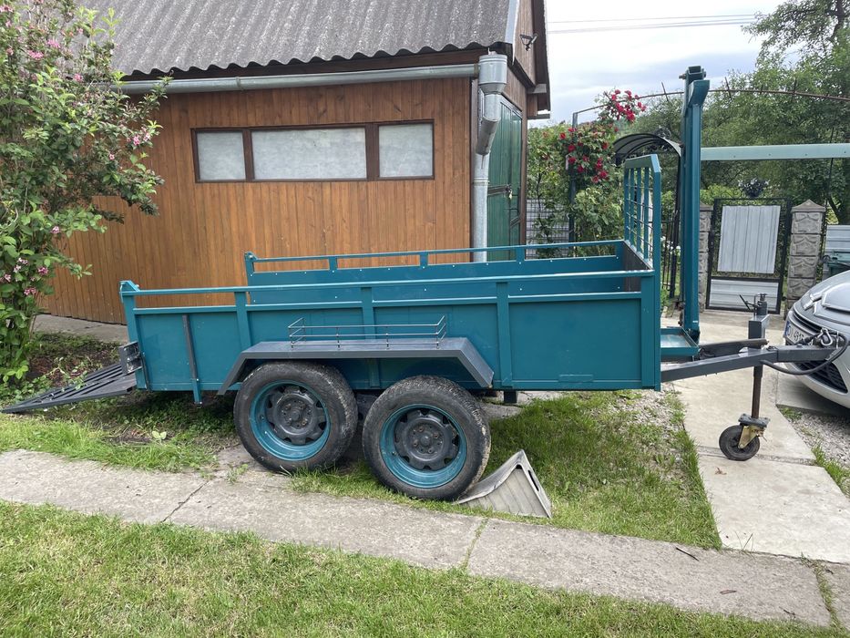 Причіп автомобільний самоскидний з підйомником трапом для господарства