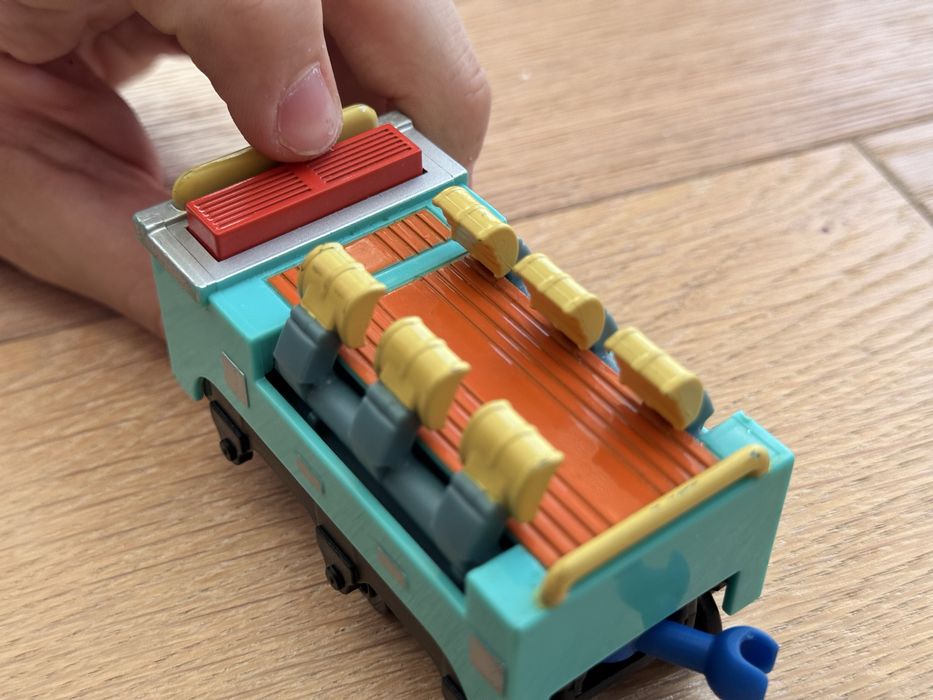 Stacyjkowo tory wagon i znak