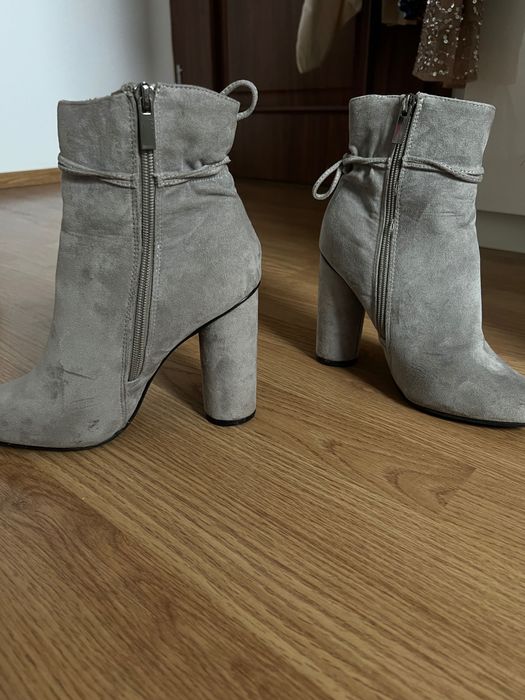 Szare zamszowe botki na obcasie