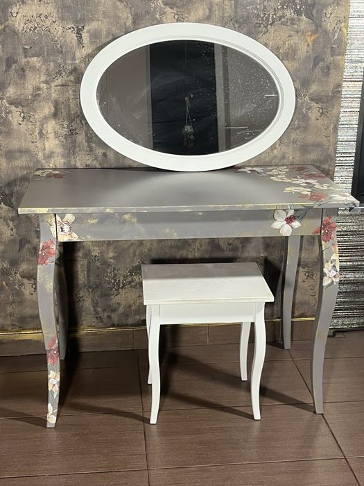 Stolik, biurko lub toaletka