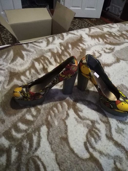 Жіноче взуття 39