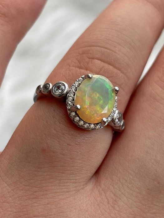 Кольцо с радужным опалом, серебро 925 пробы, размер 18