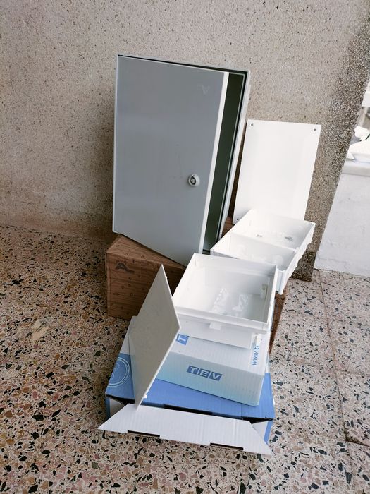 3 caixas - material eléctrico