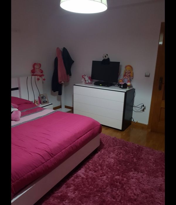 Cama casal com aparador e mesinhas de cabeceira