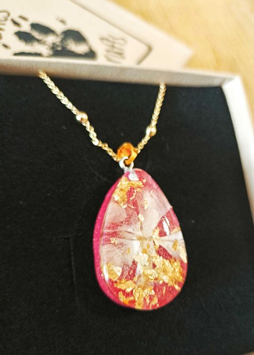 Duży wisiorek handmade z prawdziwym białym kwiatem – elegancja natury