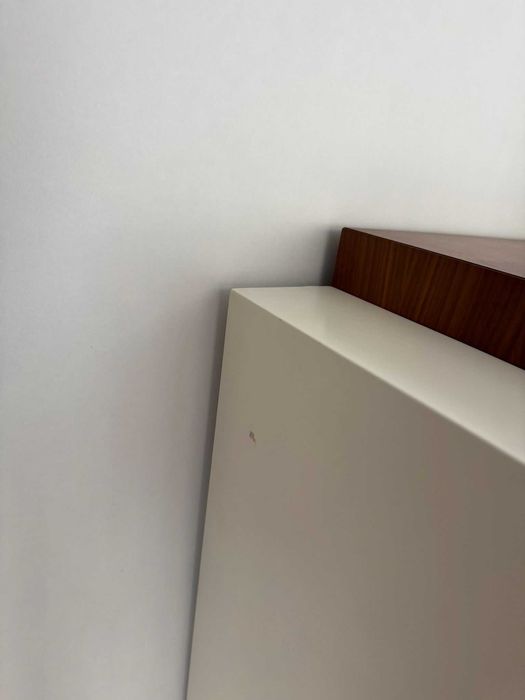 Consola lacada + nogueira em exposição
