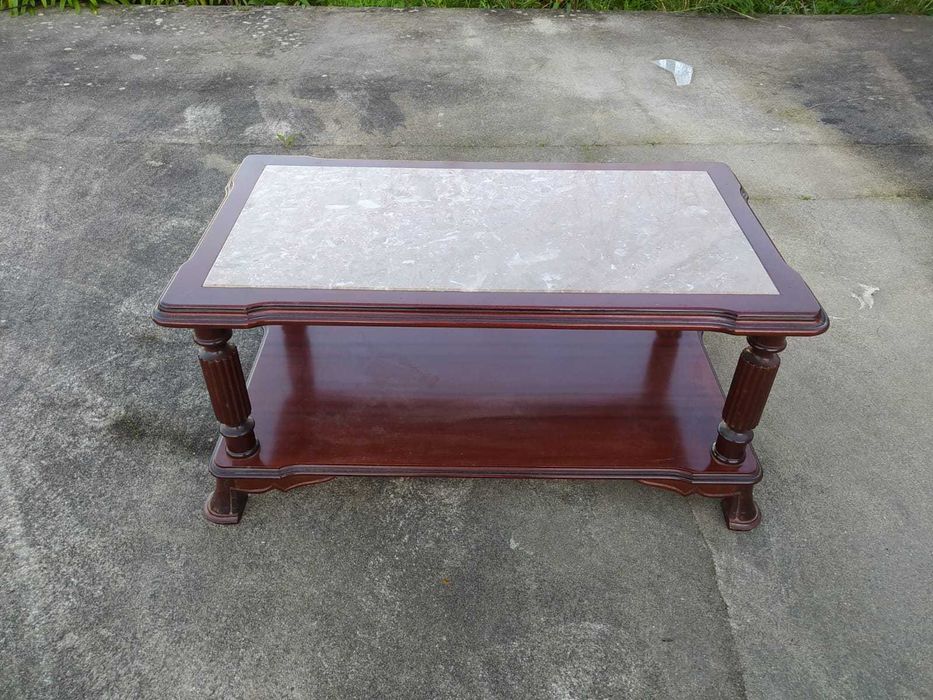 Mesa com tampo em pedra