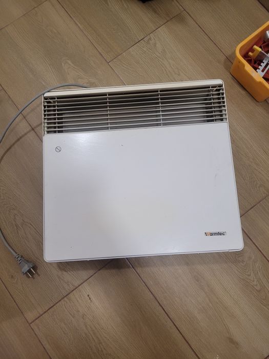 Grzejnik elektryczny  do zawieszenia na ścianie.