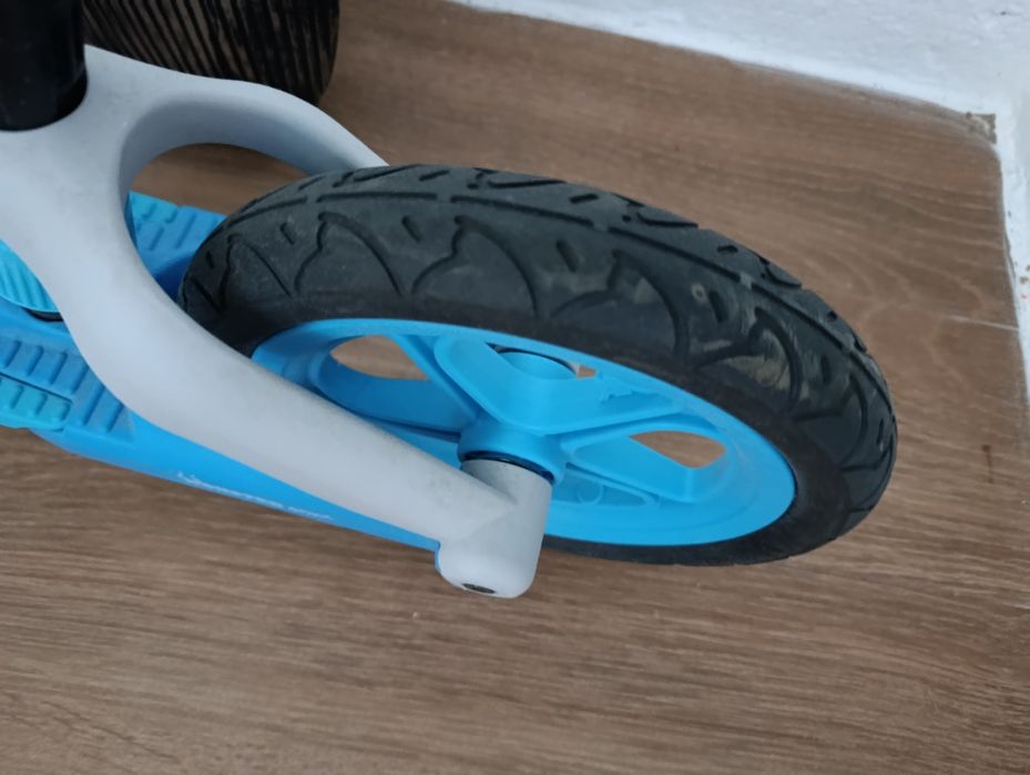 Bicicleta azul sem pedais