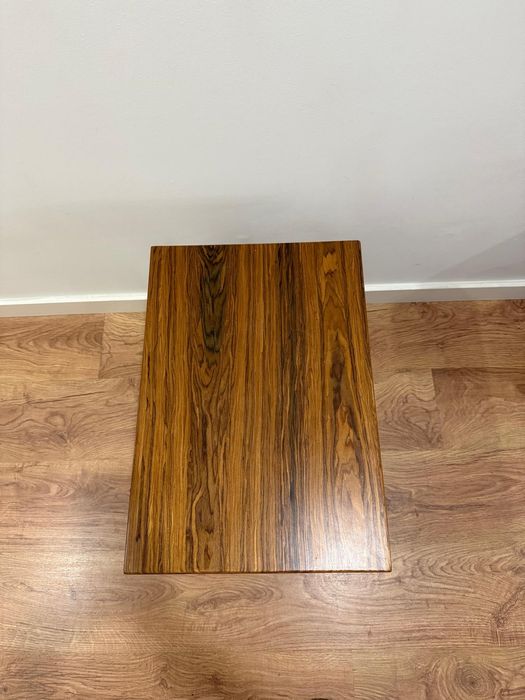 Mesa de apoio em folha de casca de carvalho