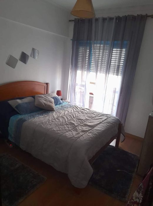 Cama de casal em ɓom estado