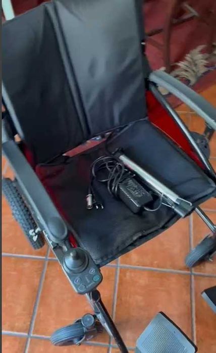 Cadeira de Rodas Elétrica com pouco uso, como nova.