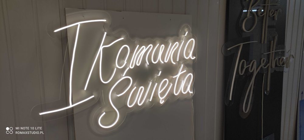 Neon, 1 Komunia  Świeta