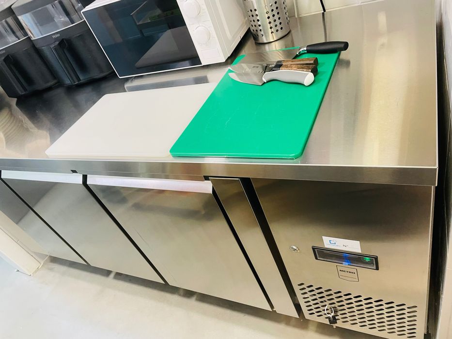 Móveis e equipamentos de restauração como