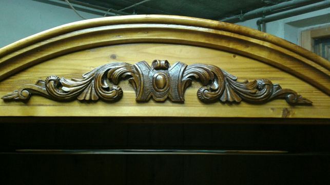 Stare wiejskie łóżko świerkowe.