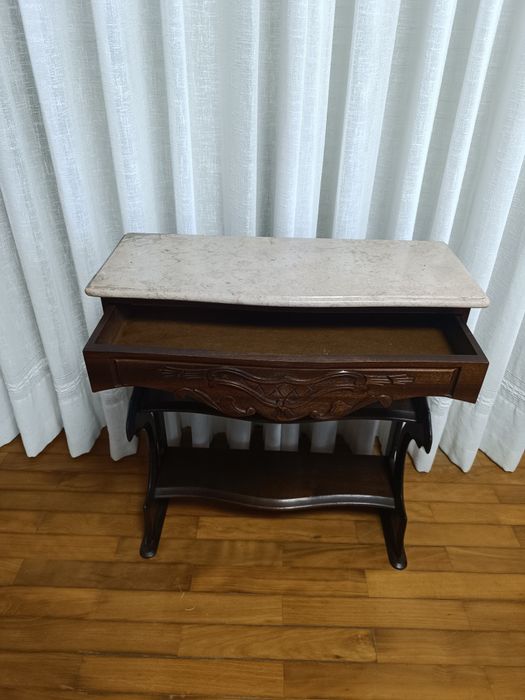 Mesa antiga de apoio restaurada em madeira maciça de mogno.