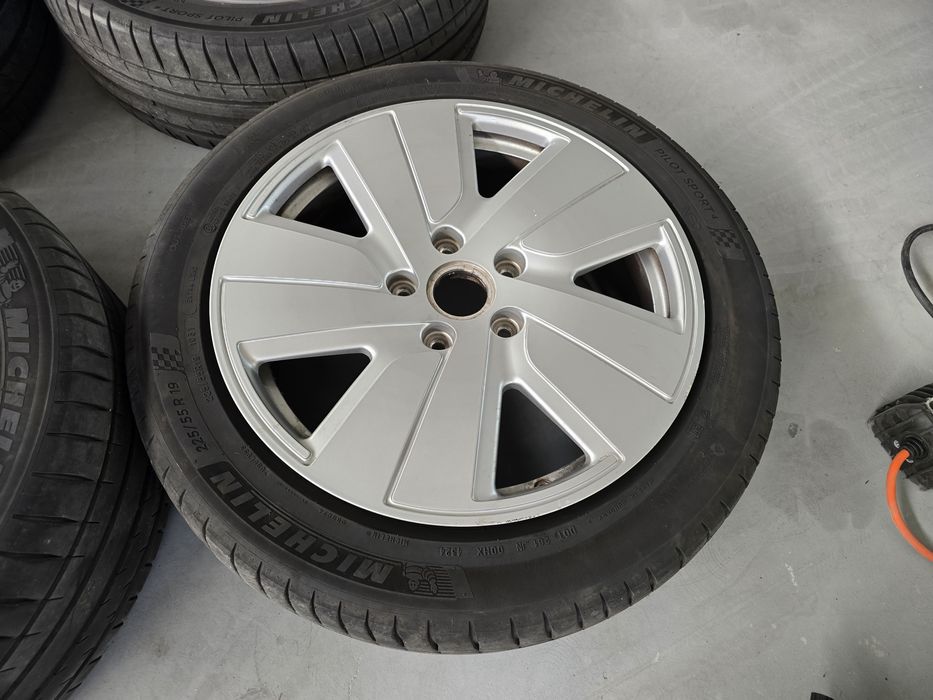 Jantes Originais com Pneus Porsche Taycan Michelin Pilot Sport 4 225/55 R19 e 275/45 R19