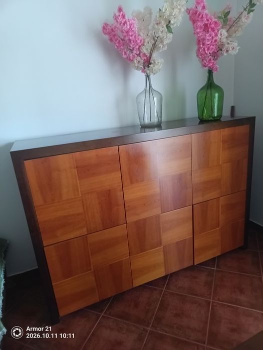 Conjunto de Mesa, 4 cadeiras e um Aparador