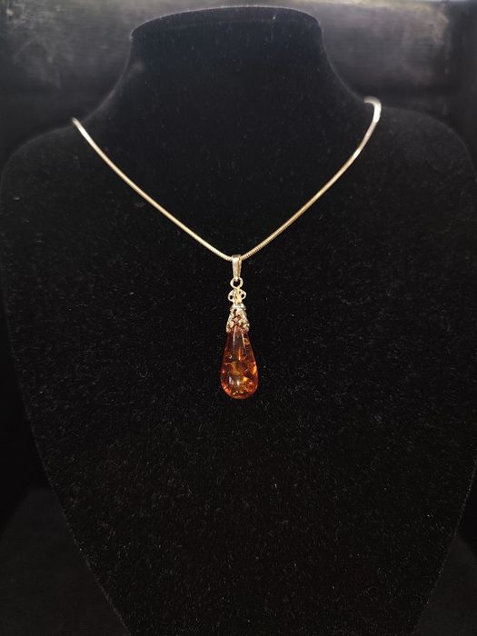 Przywieszka z srebra próby 925 z bursztynem