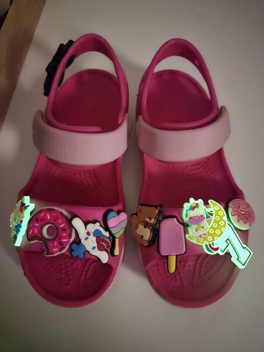 Sandały Crocs z przypinkami c10 27