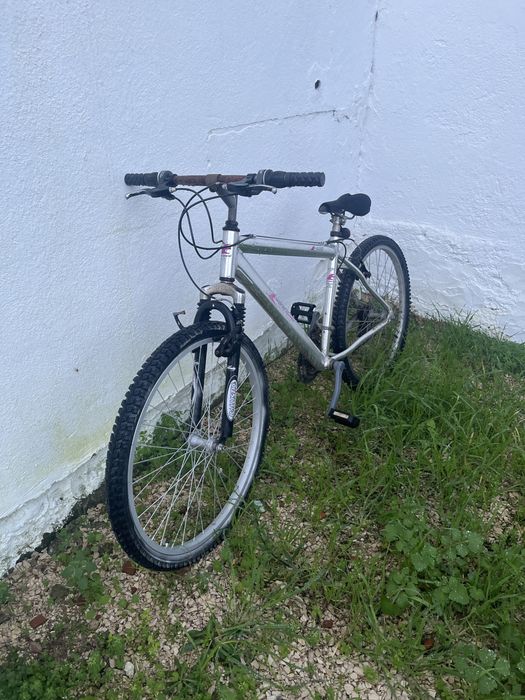 Bicicleta mt parada a algum tempo