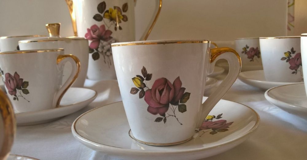 serviço de café da marca S. Roque