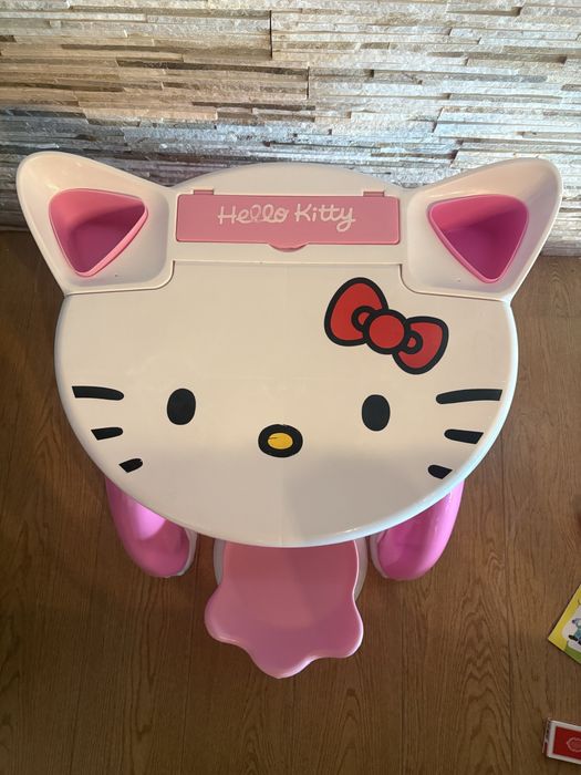 Mesa e cadeira Hello Kitty