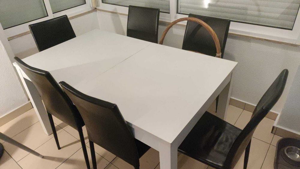 Mesa extensível e seis cadeiras prontas para uso