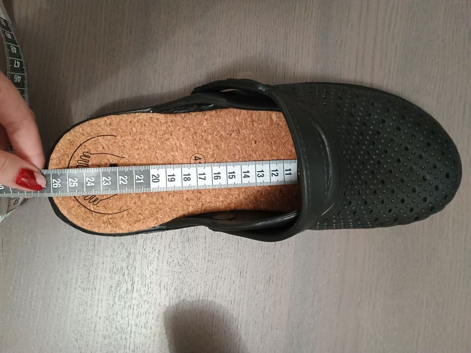 Czarne buty medyczne / klapki na podwyższeniu 4 cm r. 40–40,5