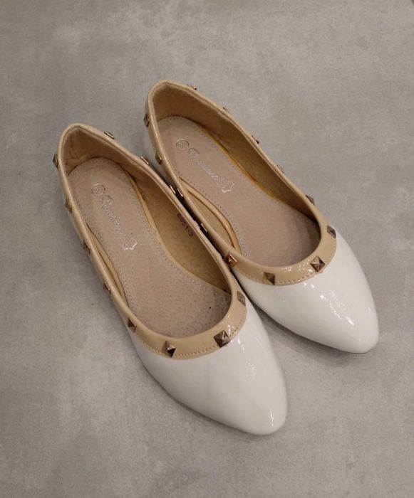 Kremowe baleriny damskie lakierowane r.38