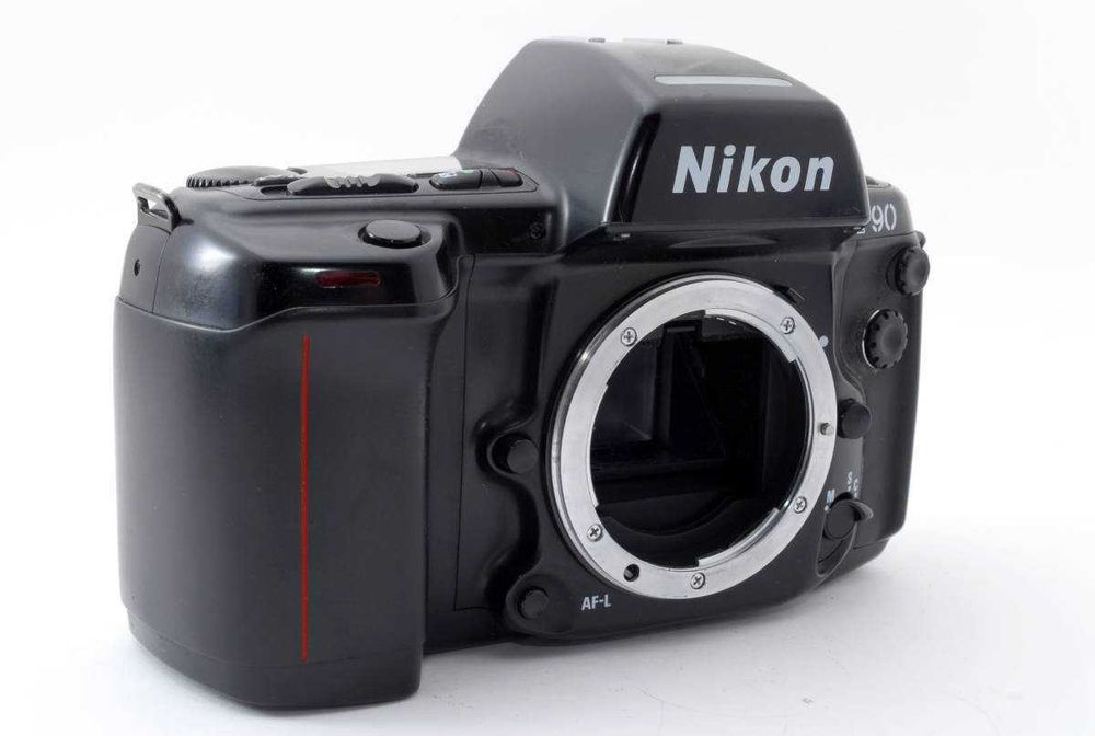 Nikon F90 AF é uma câmera de autofoco de calibre profissional. Usado