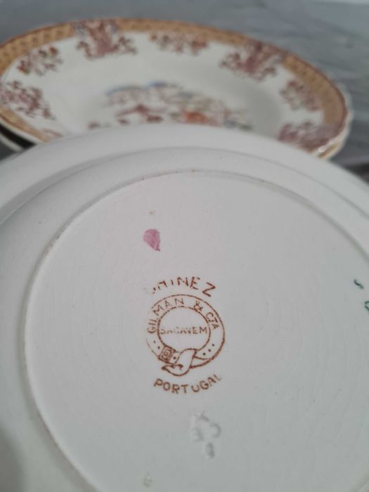 Conjunto de 20 pratos em louça antigos