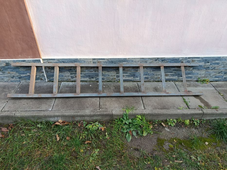 Драбина металева, міцна.