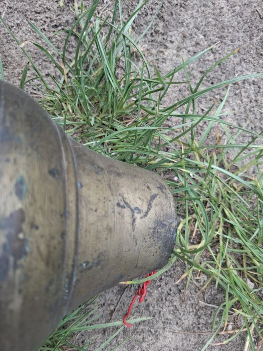 Duży mosiężny dzwonek