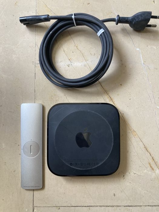 Apple TV 2a geracao com comando e cabo corrente