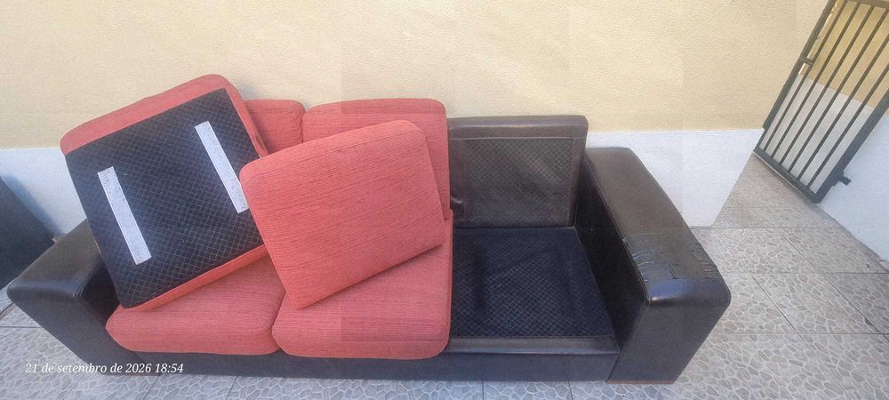 Sofá 3 lugares em bom estado, pequena fissura num dos ombros. Além desta fissura não tem mais qualquer problema, almofadas de encosto com fecho.
