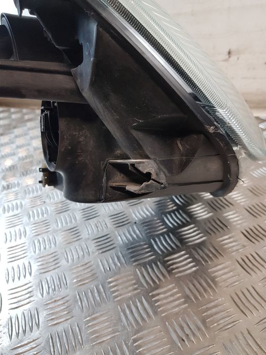 Lampa Prawa Przód Ford Fiesta Mk6 02R- Europa